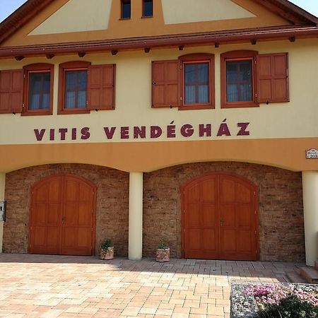 Готель Vitis Vendeghaz Becsehely Екстер'єр фото